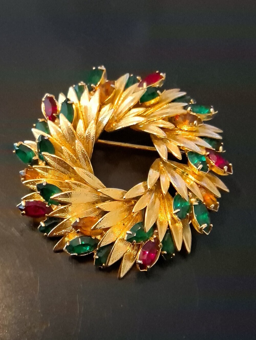 1980's Gold Tone Rhinestone Christmas Wreath Brooch. Holiday Decor